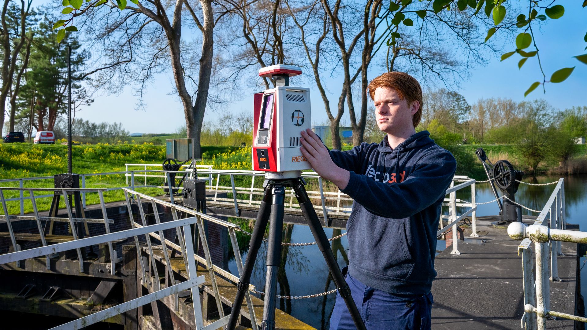 Stijn van leap3d bedient de RIEGL-laserscanner op statief bij een sluis